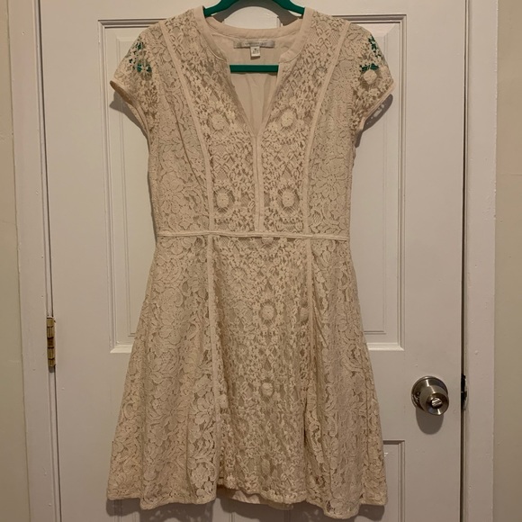 LC Lauren Conrad Dresses & Skirts - LC Lauren Conrad Lace v-neck dress